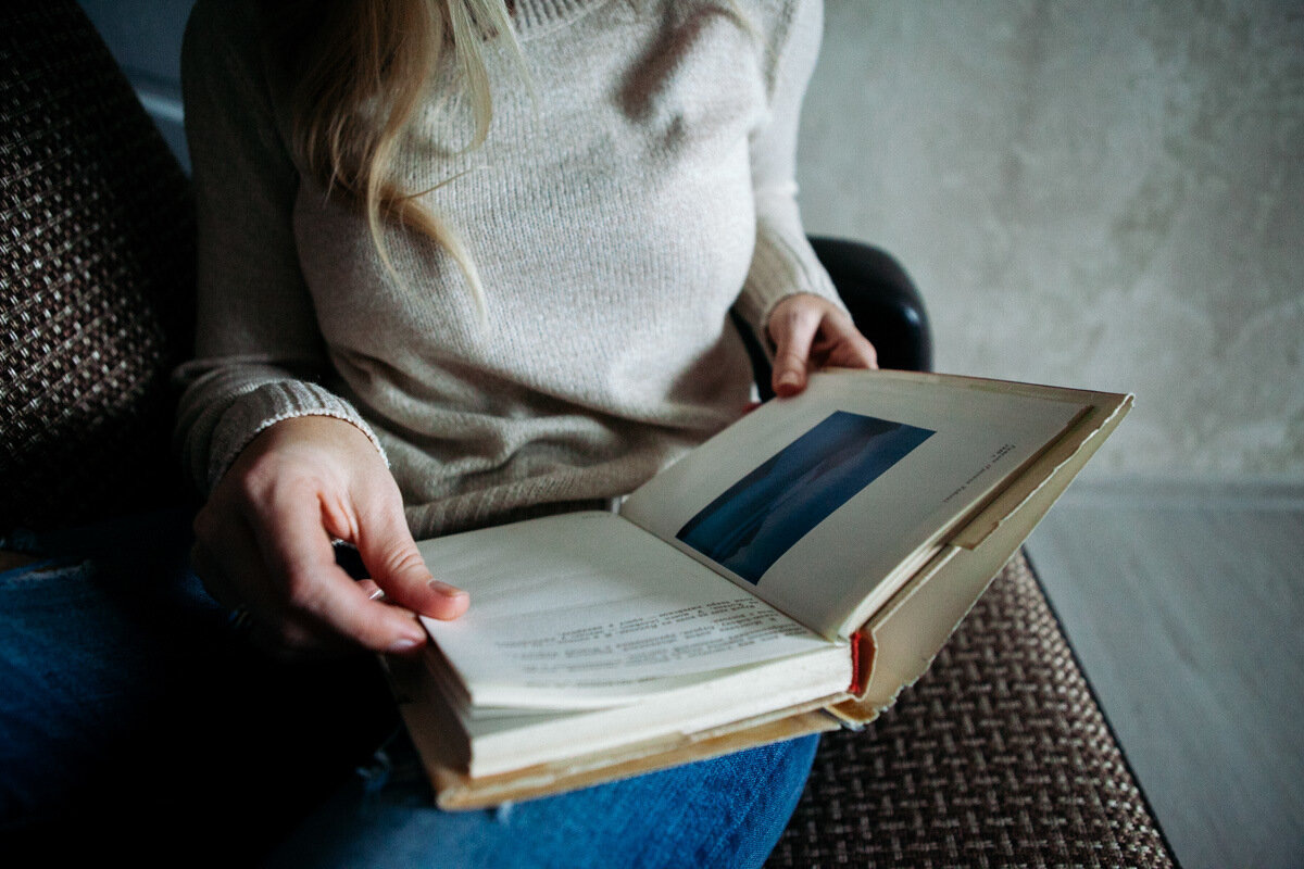 Н. К. Рерих, Алтай-Гималаи. Язык автора уникален и необычен для современного восприятия, как, в общем-то, и сам Николай Константинович. Однако, книга безумно интересна и стоит того, чтобы осилить непривычный стиль изложения.