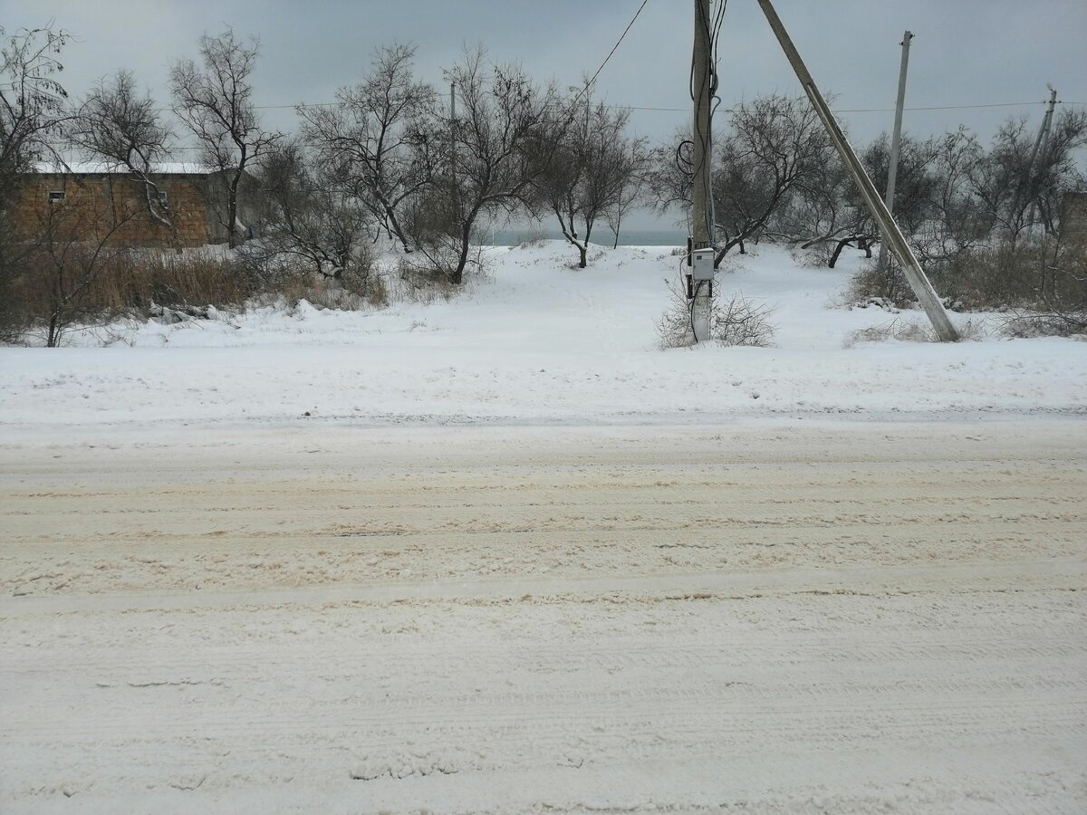Вдали виднеется море 