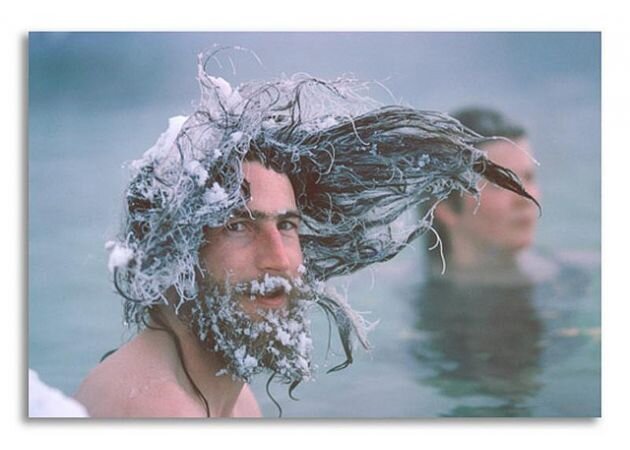 смешные прически женские. замерзшие волосы на морозе. заледеневшие волосы. волосы сосульки. мокрая голова зимой.