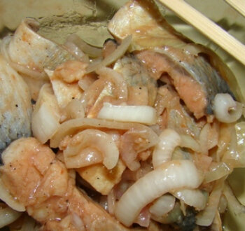 Сельдь, маринованная по-корейски – это идеальная закуска, приготовленная не только для праздничного стола, но и для повседневного обеда. И не переживайте, что она костлявая, я покажу как правильно её нужно чистить и готовить. 
Ингредиенты для приготовления сельди, маринованной по-корейски
Сельдь
1 кг.
Лук репчатый
6 шт.
Томатная паста
1 столовая ложка
Уксус (9%)
65 мл.
Перец черный молотый
по вкусу
Перец красный острый
по вкусу
Соль
по вкусу
Масло растительное
по вкусу