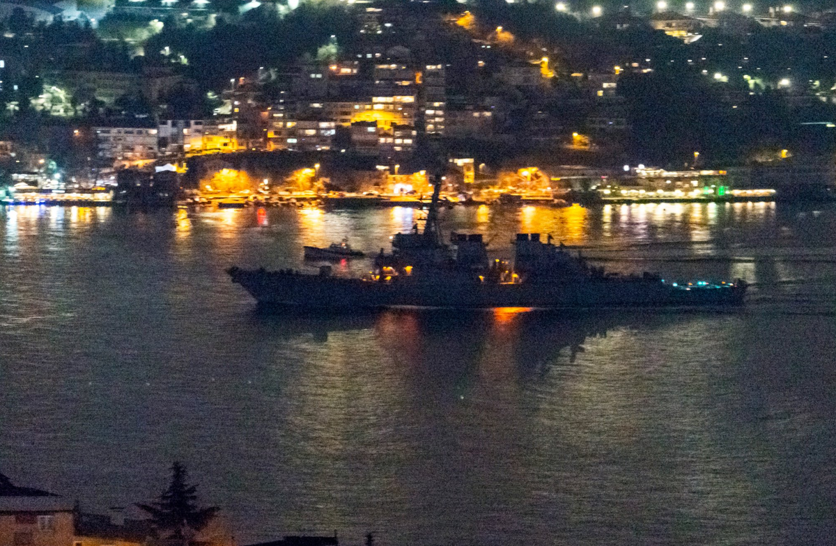 USS Donald Cook идёт через Босфор
