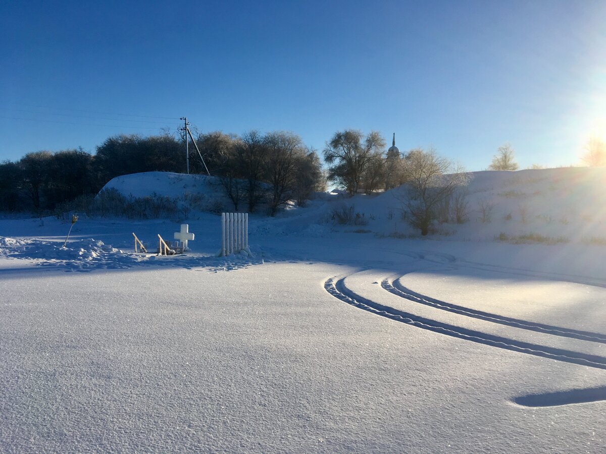 Прорубь еще осталась  после праздника Крещения