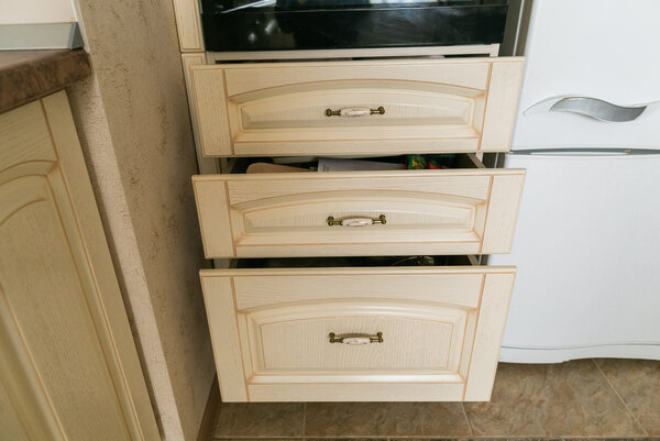 Выдвижные ящики под духовкой, в пенале