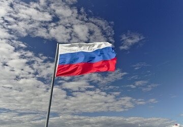Современная версия российского флага была впервые принята в 1696 году Царством России, но не использовалась непрерывно из-за бурной истории России. Трехцветный флаг использовался и использовался несколько раз на протяжении всей истории России и был окончательно восстановлен в 1993 году. 
