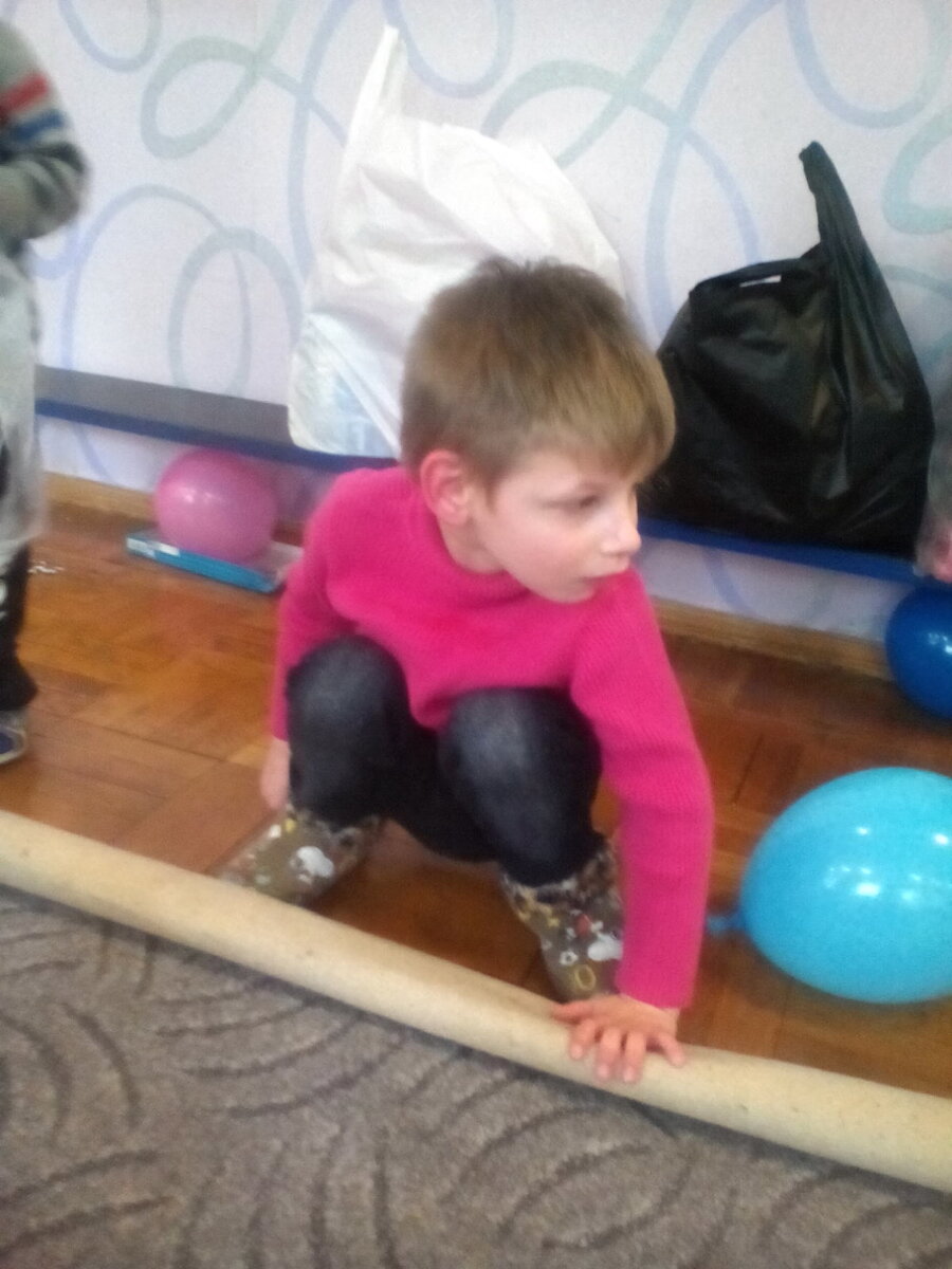 Очень нравится ему сворачивать и разворачивать ковер. И двигать скамейку:)