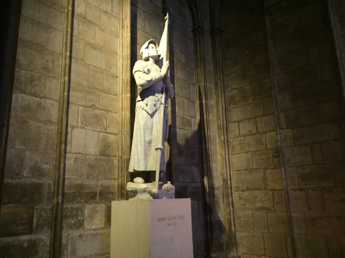 Памятник установленный в честь Жанны д’Арк внутри Notre-Dame de Paris 