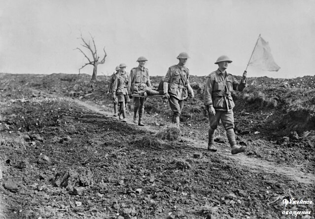 Фотография Первой Мировой войны. Австралийские солдаты под белым флагом на 
                                                                         носилках несут раненого