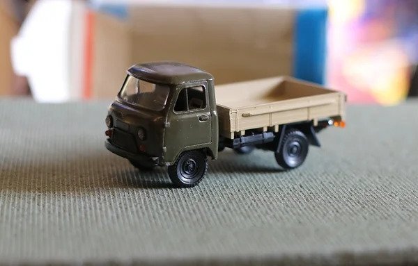 УАЗ-452Д В народе называли "Буханка". Масштаб 1:43 Цена в интернете от 500 руб до 1500 (Бывает и 3000 и 5000 руб просят за абсолютно новые экземпляры) в зависимости от расцветки и состояния.