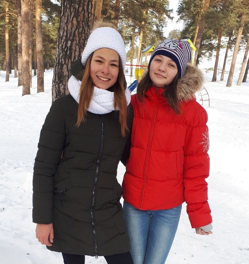 Саша и Даша. Саша - в красном пуховике.
Саша, ты молодчина!  Даша, цени эту дружбу!