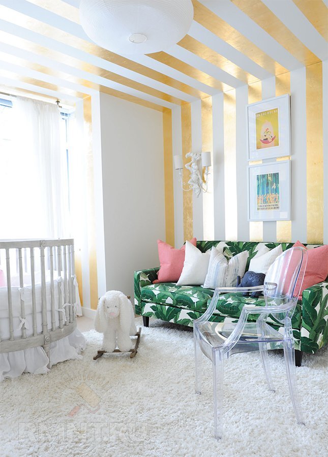 На этом фото отражены сразу несколько приемов увеличения высоты потолков: вертикальный рисунок, повторяющиеся глянцевые поверхности, светильник-купол под самым потолком, бра, направленные вверх, легкие занавески на окнах.