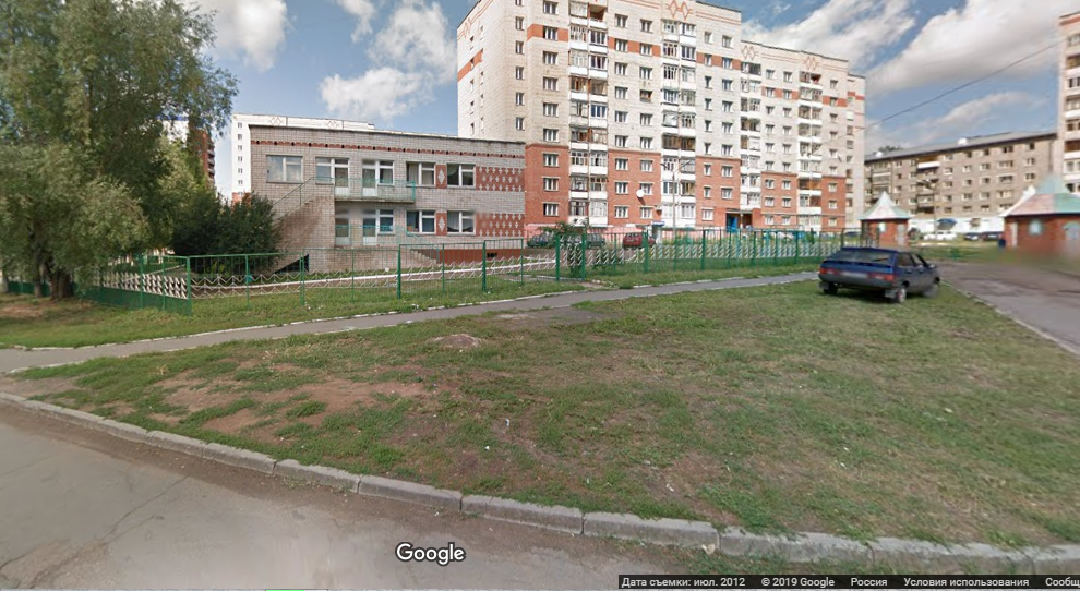Газон перед детским садом №283, Ижевск, фото Google maps, июль 2012