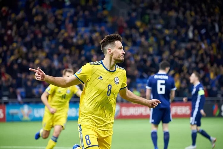 Юрий Перцух ("Астана") открывает счет в матче против Шотланд