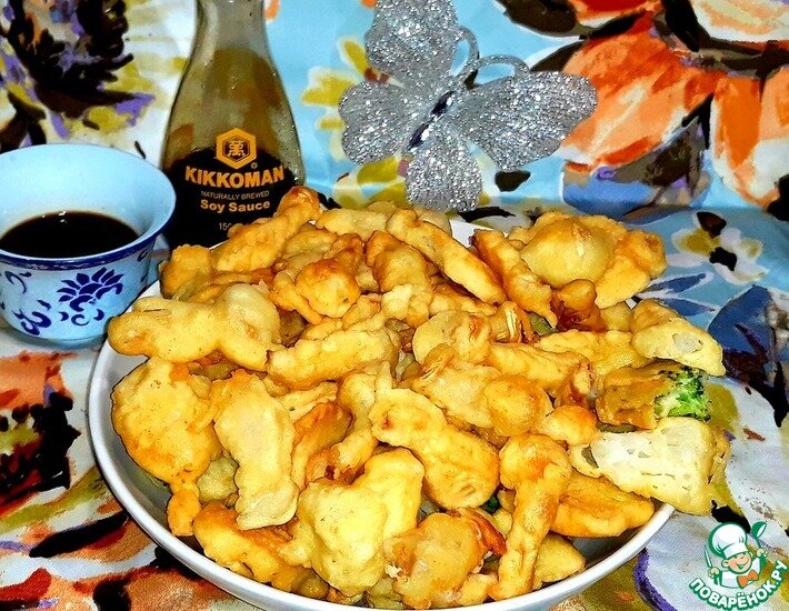 Темпура - это что-то из японской кухни. Я приготовила её из овощей, грибов и креветок. Можно приготовить в кляре любые овощи и прочее...