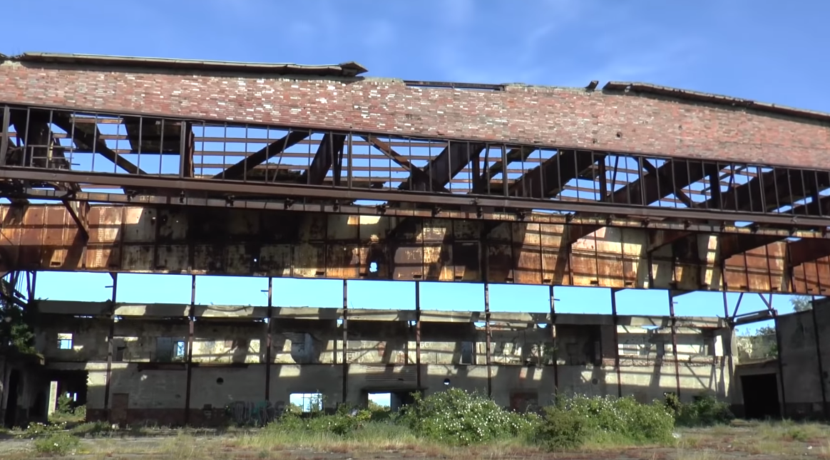 К слову о загаженности — территория очень чистая, так как люди здесь практически не ходят.