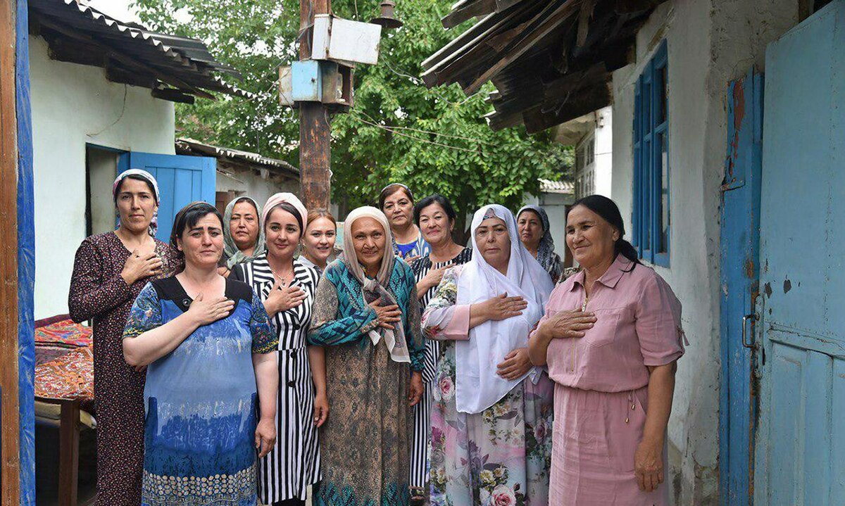 ЖИТЕЛЬНИЦЫ МАХАЛЛИ В АНДИЖАНЕ ВО ВРЕМЯ ВИЗИТА ШАВКАТА МИРЗИЁЕВА. ФОТО ПРЕСС-СЛУЖБЫ ПРЕЗИДЕНТА УЗБЕКИСТАНА