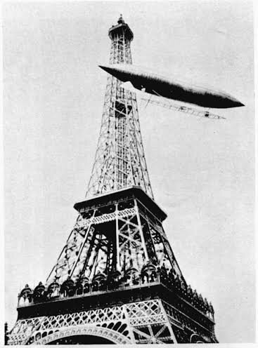 Облет в 1901-м году на дирижабле Эйфелевой башни. .