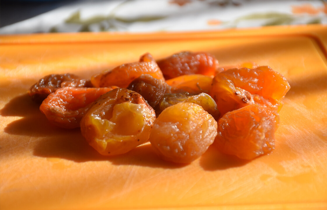 Курага у меня на столе