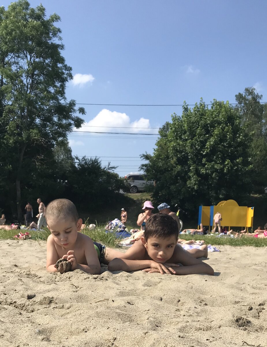 Солнце, песок, вода, дети счастливы.