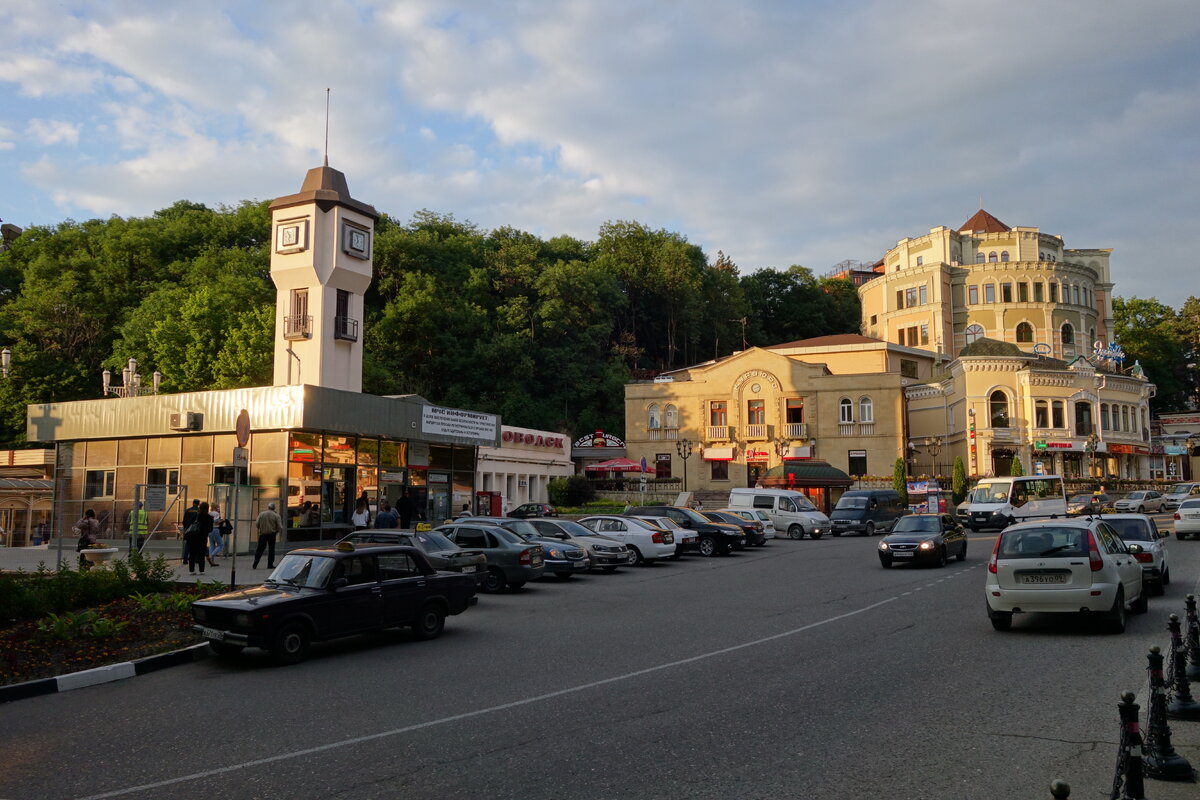 Улицы города кисловодска. Кисловодск Вокзальная площадь. Привокзальная площадь Кисловодск. Кисловодск улица Кисловодская. Улица Вокзальная Кисловодск.