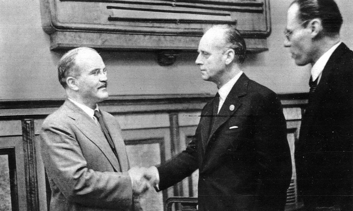 Источник: https://ru.wikipedia.org/wiki/%D0%94%D0%BE%D0%B3%D0%BE%D0%B2%D0%BE%D1%80_%D0%BE_%D0%BD%D0%B5%D0%BD%D0%B0%D0%BF%D0%B0%D0%B4%D0%B5%D0%BD%D0%B8%D0%B8_%D0%BC%D0%B5%D0%B6%D0%B4%D1%83_%D0%93%D0%B5%D1%80%D0%BC%D0%B0%D0%BD%D0%B8%D0%B5%D0%B9_%D0%B8_%D0%A1%D0%BE%D0%B2%D0%B5%D1%82%D1%81%D0%BA%D0%B8%D0%BC_%D0%A1%D0%BE%D1%8E%D0%B7%D0%BE%D0%BC#/media/%D0%A4%D0%B0%D0%B9%D0%BB:Sdelka_veka.jpg