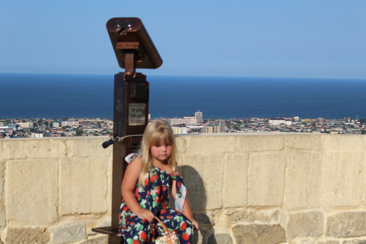 обиженная девочка. Не купили мороженое.