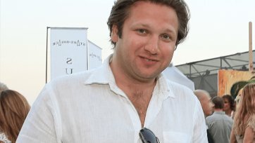 Вадим Гинер, сын президента ПФК ЦСКА Евгения Гинера, больше не является главным боссом армейского клуба. Это стало известно из заявления материнской компании клуба, Bluecastle Enterprises Ltd. 
