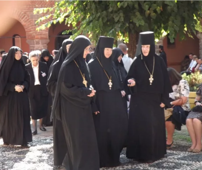 Фото http://zoozel.ru/gallery/paren-sidit-v-mashine/