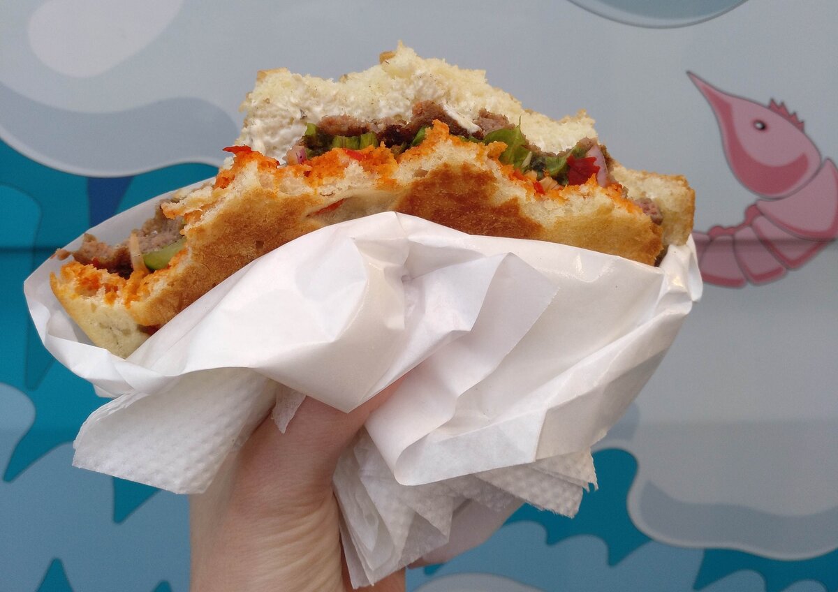 Вот у меня в руке как раз сербский бургер :)