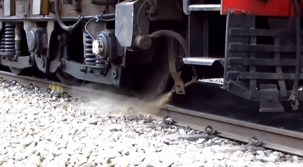 Песок подается при помощи сжатого воздуха, строго под колеса 