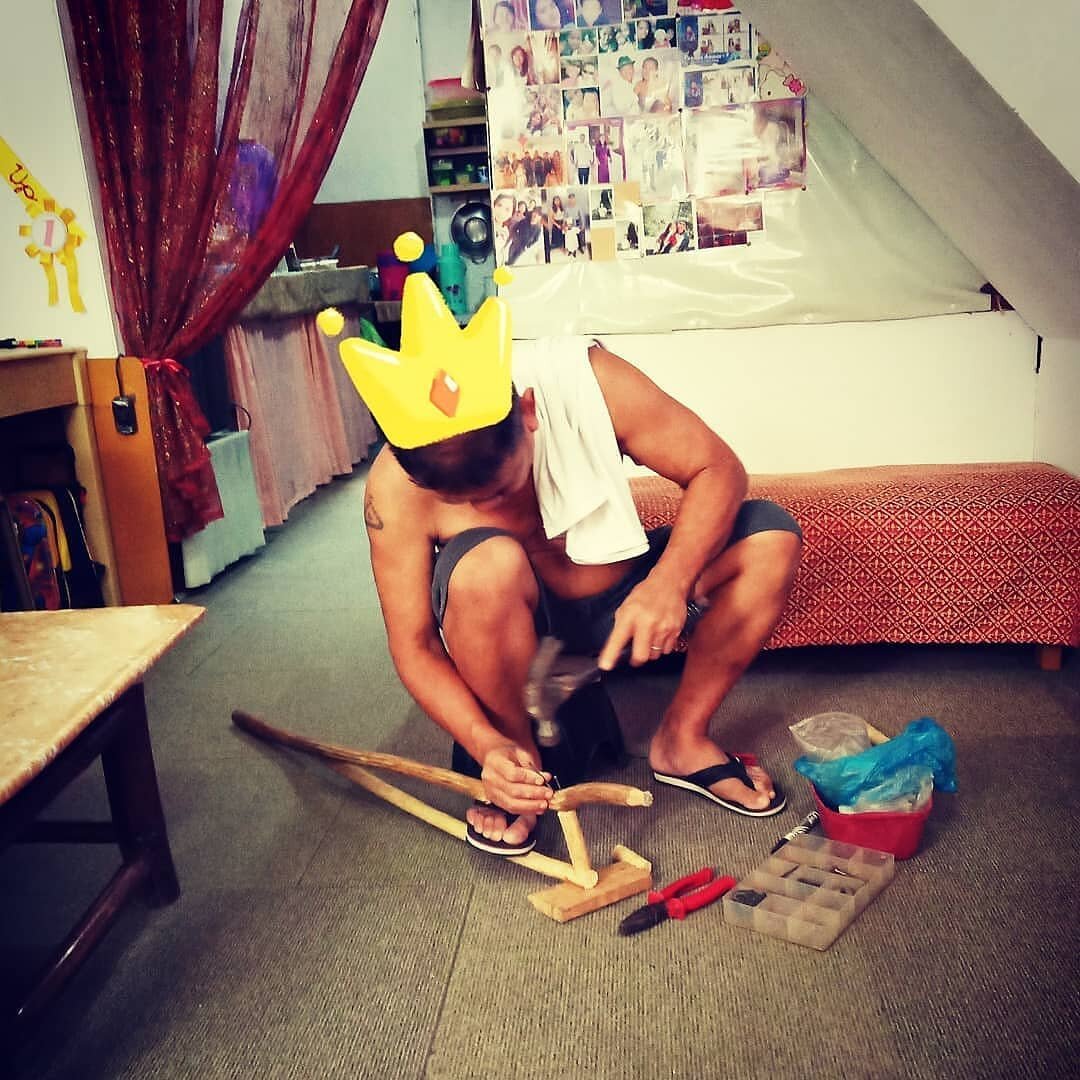 Когда коллега отпросился очередной раз на больничный, а затем делает себе костыль для фотографии.