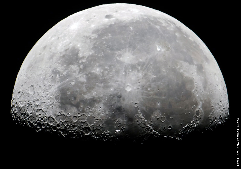 Луна, по космическим меркам, так близка к нашей планете, но так загадочна! 
Обратная сторона Луны скрывающая от человеческого взора множество тайн, вызывает огромный интерес у исследователей и учёных, что порождает большое количесто гипотез и догадок на лунную тему.

Давайте заглянем на тёмную сторону нашего спутника, отметём все неясности и узнаем о самом главном секрете, который скрывается в глубинах Луны.

ПОЧЕМУ ИССЛЕДОВАНИЯ ЛУНЫ ЗАВЕРШИЛИСЬ?

Высадка астронавтов Н. Армстронга и Э. Одрина на поверхность спутника Земли дала надежду на то, что официального объявления о создании первой в истории лунной базы ждать осталось совсем недолго.    
9 миллиардов долларов только в течении первых 5 лет было потрачено американским правительством на организацию лунной миссии. Все понимали важность данного проекта, и очень ждали высадки на поверхность спутника.

Всё шло как по маслу, но полёты пилотируемых кораблей на борту совершенно неожиданно для всех в 1972 году прекратились. Что же произошло? Почему последний полёт завершил амбициозный американский проект?

Недавно стали известны шокирующие подробности заговора, исследователи утверждают, что по требованию Пентагона и ЦРУ в своё время НАСА дало указание космическому центру очищать все изображения телеметрические данные поступающие с Луны от возможных упоминаний об НЛО.

Так произошло, что по не совсем понятным причинам США вдруг прекратили полёты на Луну, и Россия тоже прекратила полёты.

Как только Аполлон 17 совершил посадку на Луне на юго-восточной окраине моря Ясности, а луноход приблизился к кратеру, судьба программы исследования спутника Земли была решена.

Исследователи считают, что земляне стали не первооткрывателями, а незваными гостями. Камера закреплённая на луноходе зафиксировала на дне кратера появились невероятные образования, на фото объект был похож на голову персонажа из Звёздных войн.

Судя по всему свидетелями деятельности высокоразвитой космической цивилизации астронавты становились не раз. Почему американцы не пошли до конца?

Среди наиболее обсуждаемых версий бытует такая: земляне были не первыми колонизаторами Луны, кто-то значительно раньше почувствовал себя хозяевами этого пространства.

Переговоры экипажа Аполлон 11 с ЦУПом 1969 год дали точную картину произошедшего, а именно астронавты заявили, что они видят другие корабли, которые стоят ровными линиями на противоположной стороне кратера.

Эту расшифровку переговоров предоставил бывший директор НАСА Кристофер Крафт.

Случай уникальный, ведь НАСА очень бдительно следит за тем, чтобы даже снимки с аппаратов НАСА не попадали в СМИ без предварительной проверки и ретуши. Информацию здесь умеют скрывать десятилетиями, но даже в том, что проходит жёсткий отбор цензоров масса загадок.

Главный секрет Луны
Исследователи хотят понять, что за пульсирующий свет выходит из-под прозрачного купола возле кратера Коперника и откуда в море Москвы появилось нечто напоминающее гигантскую пирамиду.

Подобные вопросы очень часто задают сегодня блогеры, следящие за происходящим, так сказать, официальном эфире НАСА. На подобные размышления наталкивало независимых исследователей детальное изучение снимков поверхности Луны.

В 80-х годах этой темой стал интересоваться Джон Лир - легендарный американский пилот, он летал по всему миру по заданию ЦРУ и других правительственных спецслужб. Лир уверен, история исследования Луны не более чем обман, на спутнике Земли легко обнаружить таинственные сооружения. Недавно Лир заявил вовсе не слыханную весть, якобы на Луне проживает не менее 250 млн. существ и всё, что мы видим с Земли не более чем голограмма. С Луны же, по мнению господина Лира, за нами наблюдает космическая служба безопасности и гостям на Луне не рады.

Во время реализации космической программы Аполлон не раз возникали чрезвычайные ситуации. Например Аполлон 13 трижды совершил облёт вокруг Луны, причём всё время его сопровождали два шарообразных НЛО.

То,о чём говорит пилот, перекликается с рядом факторов.

На днях мексиканский астроном любитель Диего Авелис снял на свой телескоп, соединённый с видеокамерой, интересный сюжет. На кадрах видно, как нечто огромное вылетает из лунного кратера улетая в космос и таких фото и видео много.

Также на днях была сделана фотография китайской автоматической станцией на которой видно самый настоящий город лунных жителей.

Потому так популярна теория обитаемой Луны.

Президент США Д. Трамп недавно подписал директиву о возобновлении лунной программы, однако на этот раз на разведку полетят не люди, а управляемые аватары, которые заменят физиков, геологов, инженеров и возможно военных. Дадут ли обитатели Луны американцам проводить исследования?

По словам профессора Хокинга уже в XХI веке нестерпимая жара может поставить на грань уничтожения всё человечество, и уже сейчас нам нужно задумываться о переселении с Земли.

Всё чаще звучат высказывания исследователей Луны о том, что спутник Земли обитаем, всё убедительнее становятся доказательства присутствия жизни на Луне.

Но, кто они жители Луны?

На эту тему идут дебаты между учёными и исследователями, мнения и тех и других тоже разнятся. Кто — то утверждает, что на Луне правят инопланетяне, другие заявляют, что это точно не инопланетяне, а специальные службы призванные обеспечивать безопасность нашей планете. Кто прав?

ОБРАТНАЯ СТОРОНА ЛУНЫ
Луна — искусственно созданное тело, полое внутри, с собственной системой управления. Но ведь и все планеты искусственно созданы.

Планета Земля когда — то имела два малых спутника, которые уравновешивали устойчивость орбиты планеты. Малые спутники были созданы как космические тела, они справлялись со своей задачей, но из-за малой величины внешние силы гравитаций быстро их разрушали.

Впоследствии эти спутники заменили на один большой спутник — Луну.

Разница между Луной и ими в том, что её внутренняя структура состоит не из космического материала.

Луной, естественно, управляют, на ней созданы места для обитания обслуживающего персонала и не только.

На Луне созданы системы защиты Земли от внешних воздействий и от внутренних сил планеты, способных её разрушить. Вот почему создано препятствие к посещению, тем более к освоению Луны.

Луну держат на определённом оптимальном расстоянии от Земли, и это расстояние приходиться постоянно корректировать, поскольку прецессия оси вращения Земли отталкивает Луну постоянно.

Прецессия — это раскачивание оси вращения, отхождение концов оси вращения от центра вращения.

На Луне можно найти какие-то ценные минералы, но это всего лишь космическая пыль на поверхности спутника.

КТО ЖИВЁТ НА ЛУНЕ?

Люди не допускают в своих гипотезах, что физический мир Земли спасают от космических объектов и от некоторых аварийных губительных процессов служба безопасности, которая контролируется Высшими Мирами Земли.

Землянам ближе мистика инопланетных вторжений, участия и помощи.

Нет никаких инопланетян на Земле и их НЛО. Но, люди всё больше сталкиваются с явлениями, называемыми НЛО и инопланетянами.

У планеты есть Хозяин и Он не допустит гибели Своей планеты.

Когда произошла техногенная авария на Фукусиме, в небесном пространстве над взорвавшейся станцией были замечены НЛО, которые выполняли какие - то действия.

НЛО и их деятельность над Фукусимой видели тысячи жителей, также их заметили и экологи с синоптиками. Об этом свидетельствуют множественные видео ролики и публикации журналистов.

НЛО нейтрализовали радиоактивное облако, оно просто испарилось после появления светящихся летательных объектов, вопреки законам природы. О чём также было засвидетельствовано исследователями данного факта.

И таких спасательных миссий было не счесть.

По словам астрофизиков, метеориты и кометы часто угрожают нашей планете, эти небесные тела часто залетают на территорию Земли. И если бы Тунгузский, или Челябинский, или другой метеорит не были обезврежены невидимыми спасателями, то планета, а вместе с ней и человечество, уже бы погибли.

Все эти случаи спасения планеты в исследовательских кругах называют не иначе как Божественным провидением.

Истинные инопланетяне бывали на нашей планете очень редко, на то существует договор о взаимодействии между собой планетных цивилизаций для выращивания наиболее совершенных носителей разума. Но этот договор ограничивает вмешательство инопланетных цивилизаций в жизнь и бытие всех планет.

И на чужой планете они находятся под полным контролем Высших наблюдателей. Им никто не позволит нанести урон на нашей планете, если только этот урон не оговорен всеми сторонами, но порабощения, использования в своих целях или уничтожения носителей разума нашей планеты им не позволят.

А те с кем сталкиваются люди, это материализованные иномиряне — обитатели Высших Миров Земли.

Материализация их и их аппаратуры необходима не только для воздействия на материальные объекты в физическом мире, но и для ознакомления людей с их существованием.

Близкое взаимодействие людей с представителями Высших Миров опасно, субстанция тел иномирян, тончайшие уровни энергоинформации их тел разрушают физические тела людей, а для защиты от её воздействия необходим большой расход энергии.

Почему “пришельцы” не желают общаться с людьми? Это — предосторожность.

Многие и многие, желающие общения с ними, желают его ради потребительства:

Получить какие-то чудесные способности;
Избавиться от возмездия (ведь болезни очень часто — это возмездие);
Узнать необычные технологии;
Получить знания, которые помогут стать или богатым, или властелином, или непобедимым.
Потребительству иномиряне не служат, поэтому очень мало случаев общения и воздействия на людей, если это произошло, то люди контактирующие с ними — абсолютно бескорыстны.

Теперь вы узнали, что скрывает обратная сторона Луны, кто живёт на спутнике Земли - Луне, вы узнали самый главный секрет о небесном теле, который люди привыкли считать чуть ли не своей собственностью, также как и родную планету Земля.