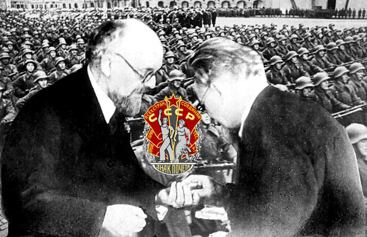 "Всесоюзный староста" М. И. Калинин вручает М.М. Пришвину орден "Знак почета", 1939