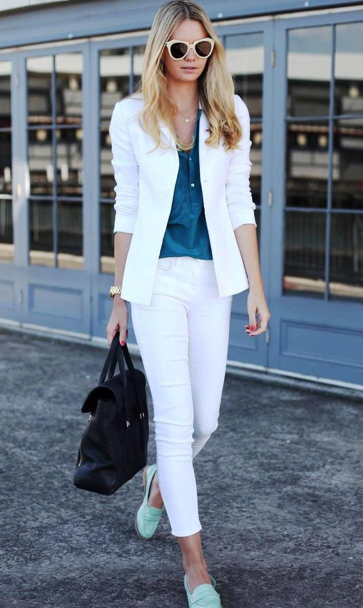 А эта девушка решила полностью вырядиться в белое