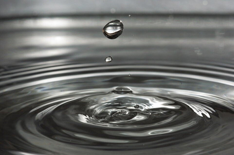 https://cdn.pixabay.com/photo/2015/09/03/18/04/drip-921067_960_720.jpg