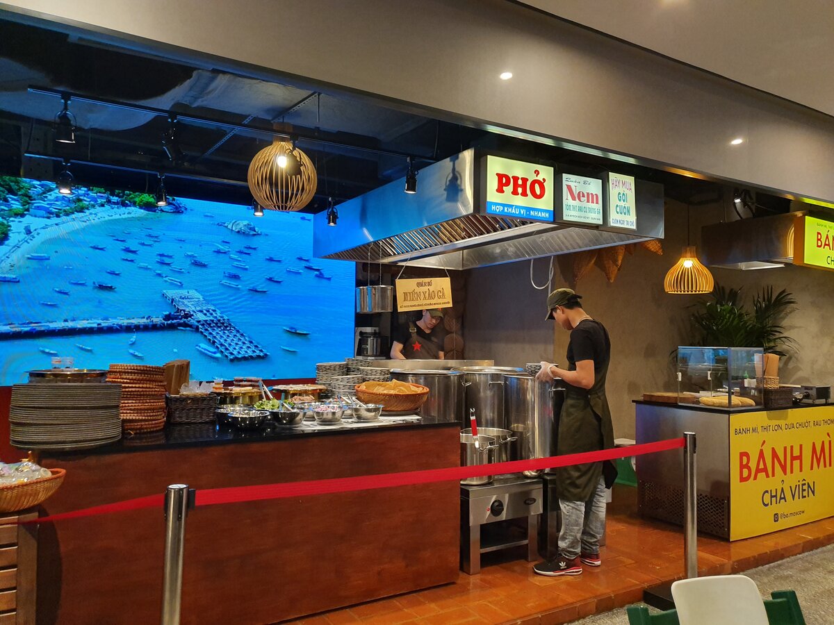 Кухня с целыми цистернами бульона