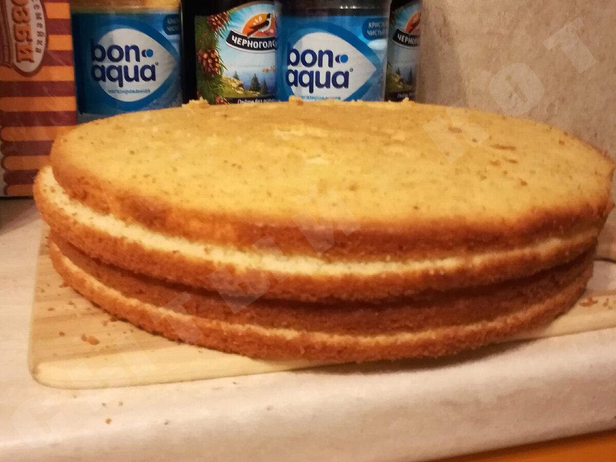 Два замеса бисквита, разделенные каждый пополам. Конечно можно удвоить количество теста и запечь в один присест, просто мне так удобнее делить на коржи.