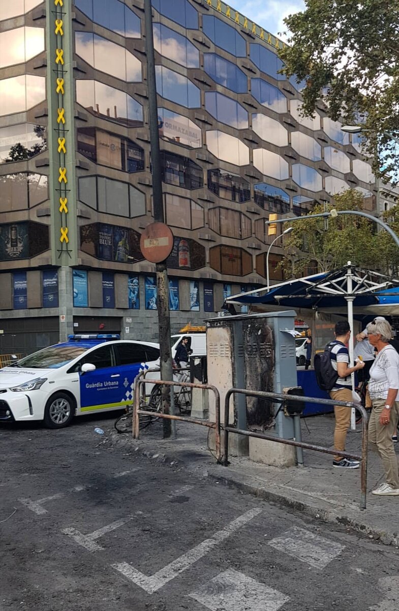 Сломаные светофоры, подожженные кафе, разбитые витрины