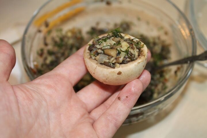 Запеченные грибы, фаршированные сыром, луком и зеленью