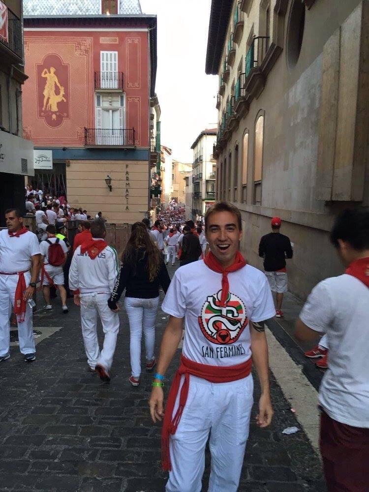 Бегут они в таких костюмах