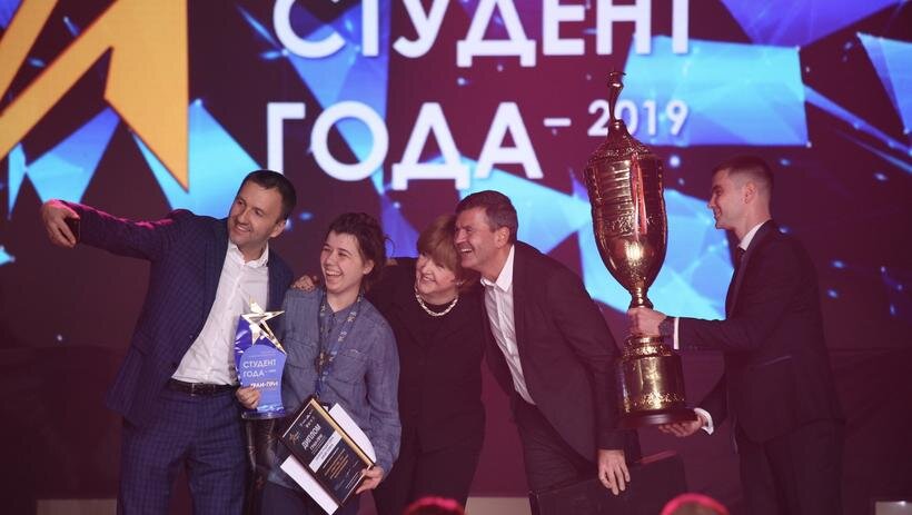 Момент триумфа: зарина Бикмуллина принимает награду за победу в "Студенте года".
