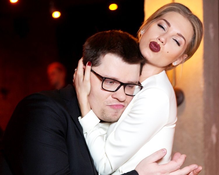 Юмористу ищут эффектную партнершу.

Звезда Comedy Club Гарик Харламов собирается сниматься в новом фильме для YouTube. По некоторым данным, на роль его сюжетной любовницы будут искать эффектную блондинку с пухлыми губами и бюстом от третьего размера, передает «Комсомольская правда». Судя по всему, актерский опыт претенденток тут не самое главное.