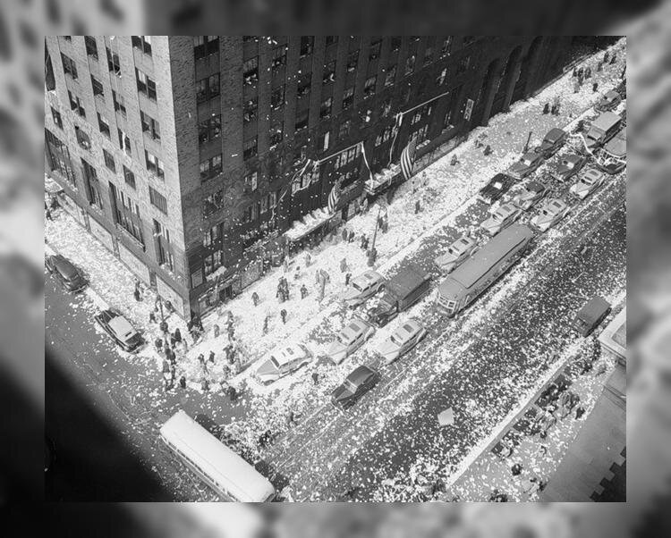 2. Новогодние традиции Аргентины
Мечтой каждого офисного сотрудника, впрочем, как и любителя сбора макулатуры, является встреча Нового Года в Аргентине. Уже в середине дня центры аргентинских городов устелены ровным слоем ненужной бумаги, иногда даже целыми кипами бумаг. Согласно местной традиции, нужно выбрасывать из окон ненужные журналы, газеты и другие бумаги. К тому же, это прекрасный способ для снятия стресса. Сам же Новый Год жители Аргентины встречают как и большинство из нас - в кругу семьи, за праздничным столом часто присутствуют близкие друзья. И тоже открывают шампанское в 12 часов ночи. Молодые люди после наступления Нового Года, обычно продолжают веселье в разнообразных клубах. А вот подарками аргентинцы обмениваются только в Рождество, традиции дарить подарки в новогоднюю ночь у них нет.