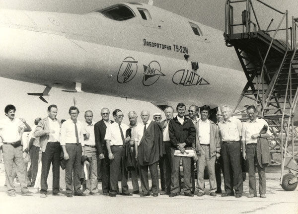 Создатели линейки самолётов Ту-22М – Ту-22М3 у летающей лаборатории.