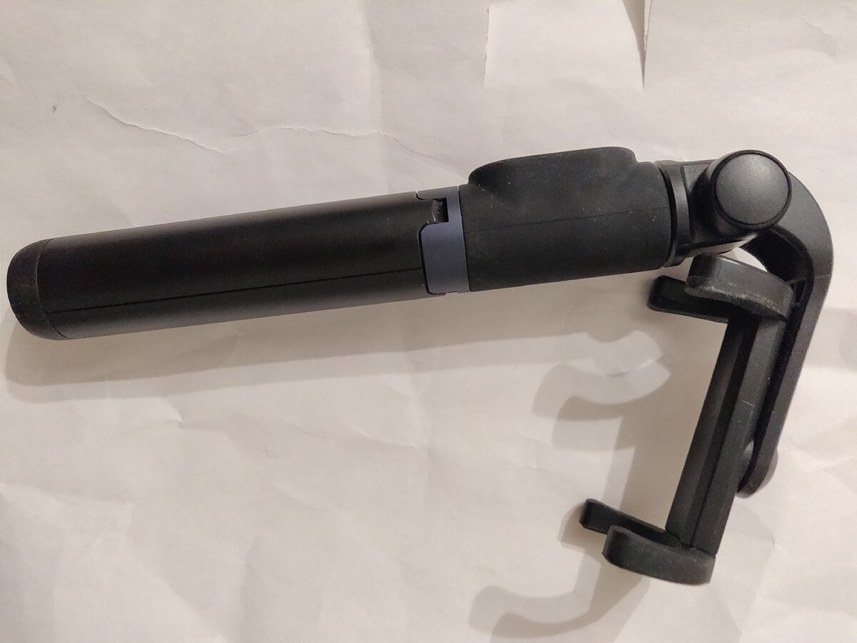 "Головка" с зажимом для смартфона поворачивается в фиксированных положениях