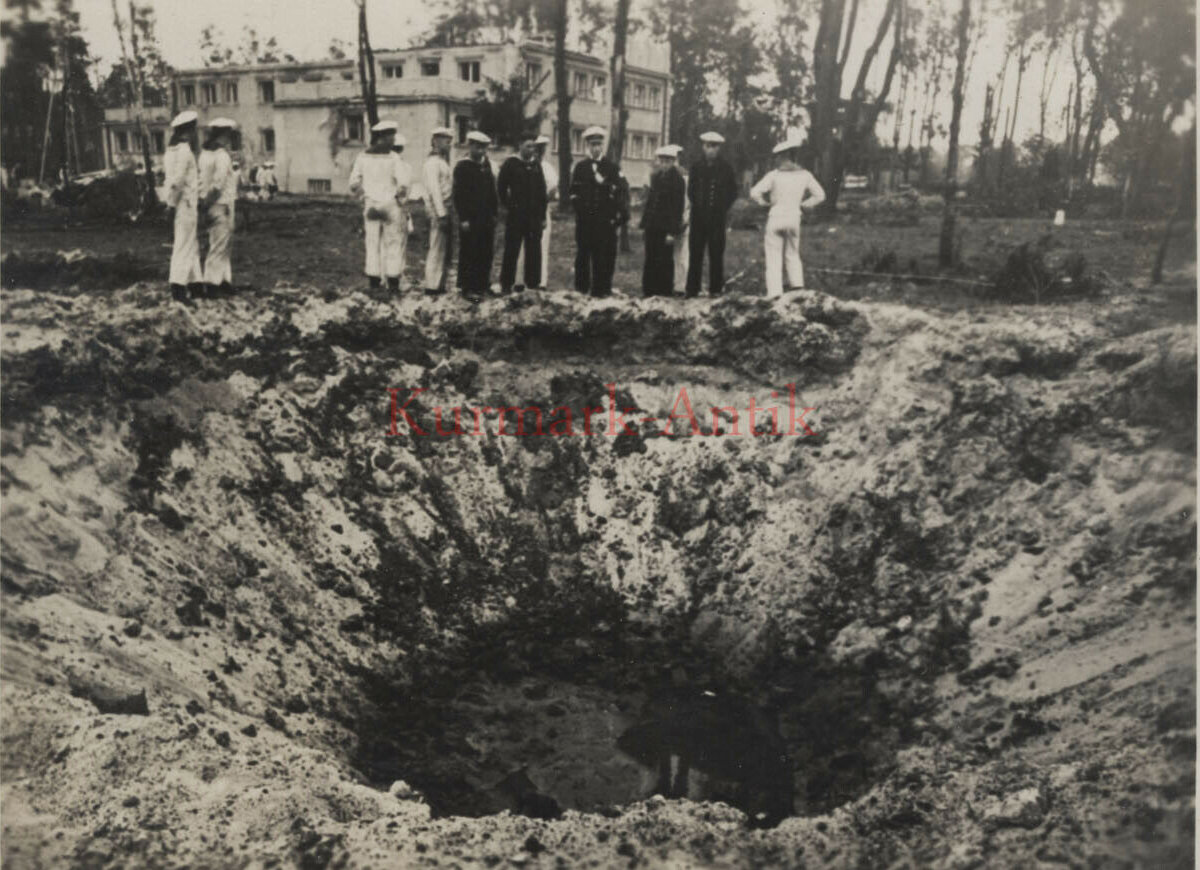 Немецкие моряки осматривают воронку от попадания авиабомбы рядом с польской казармой.