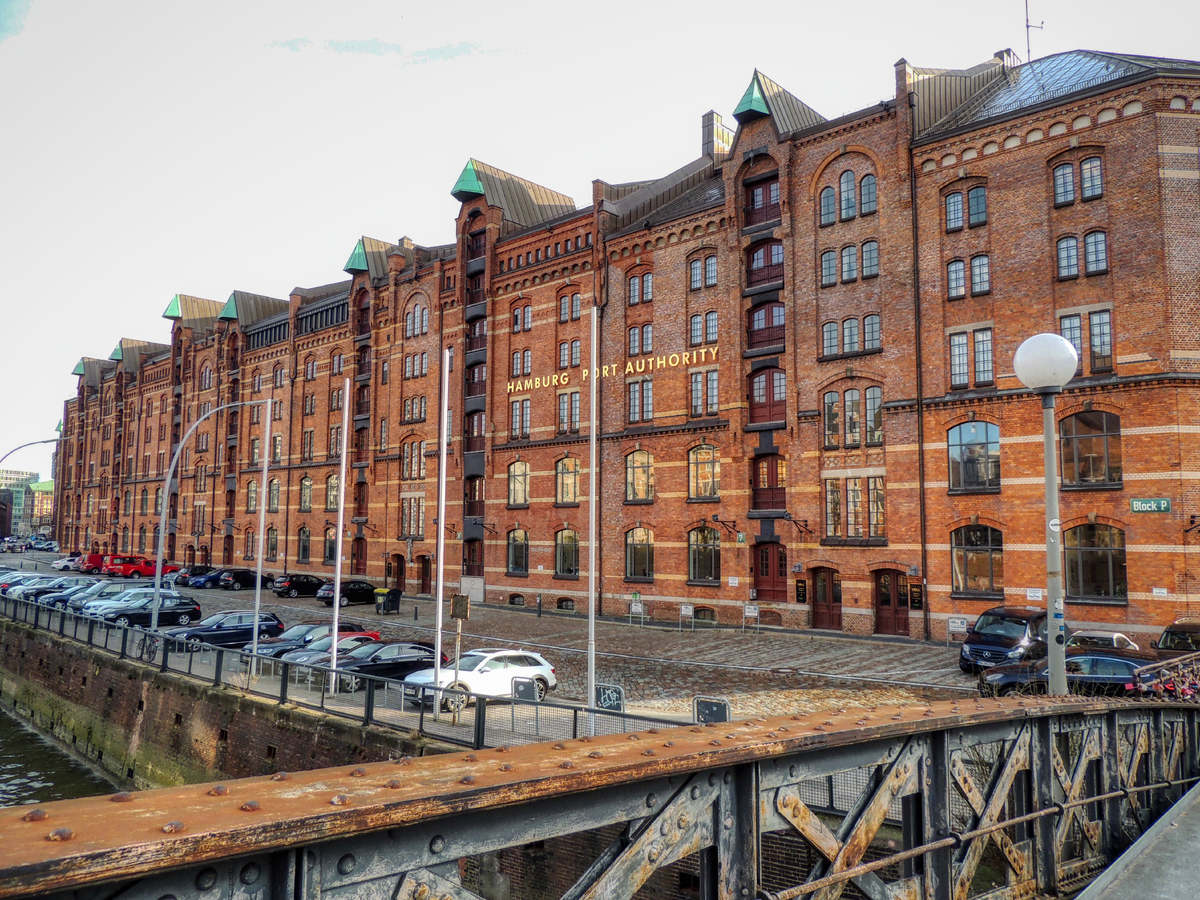Логично, что архитектура города во многом определяется его главным предназначением. А поскольку Гамбург - крупный город-порт, именно здесь появился целый район портовых складов.
Шпайхерштадт (нем.