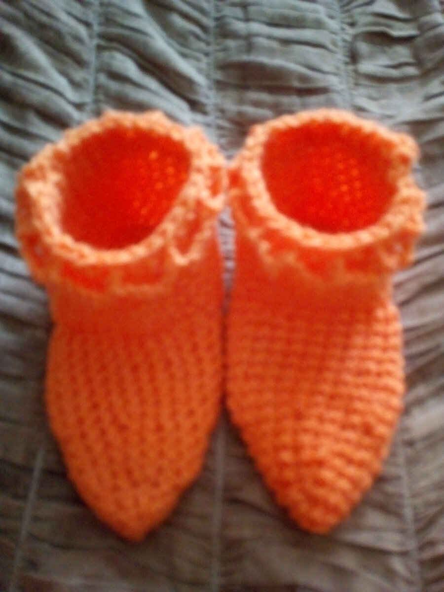 И сразу связала детские носочки