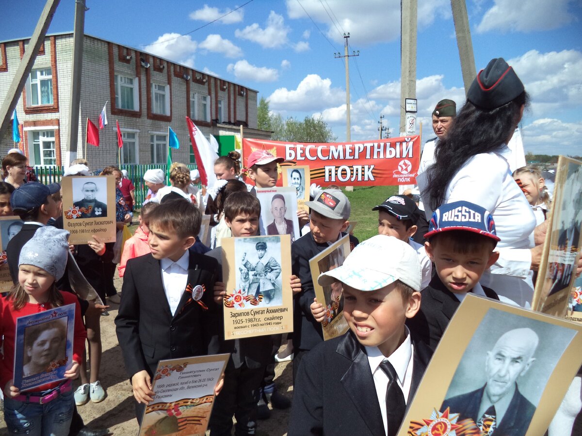 8 мая 2019 года. Дети и учителя собрались у школы