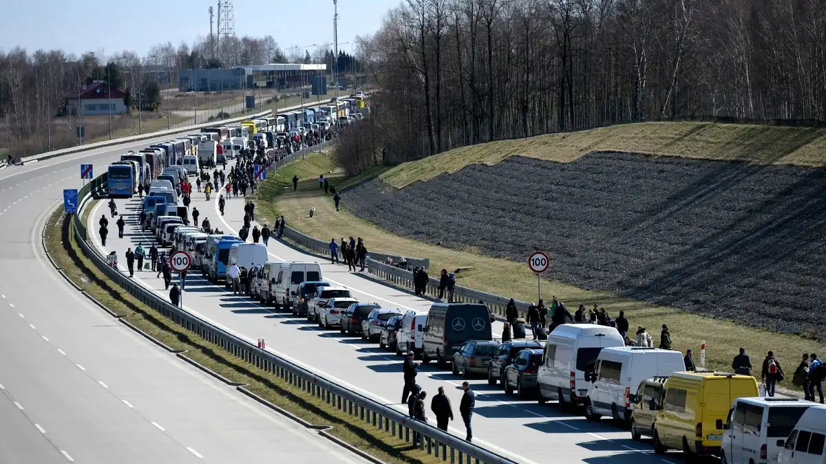 Между украиной и польшей. Очередь на границе с Польшей. Очередь на границе. Очередь на границе с Украиной. Очередь на польской границе.