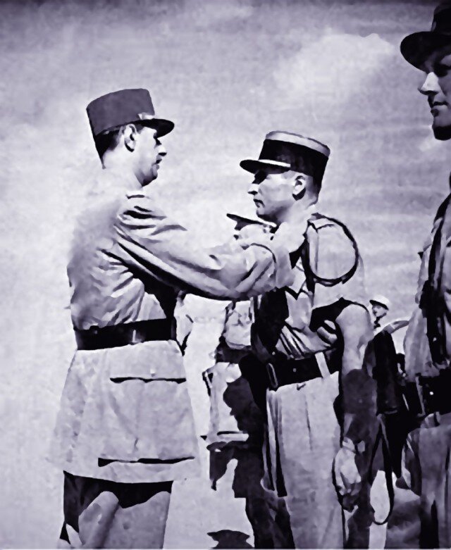 Генерал де Голль лично вручает  Крест Освобождения в лагере Эль-Тахаг (Египет) 10 августа 1942 года.